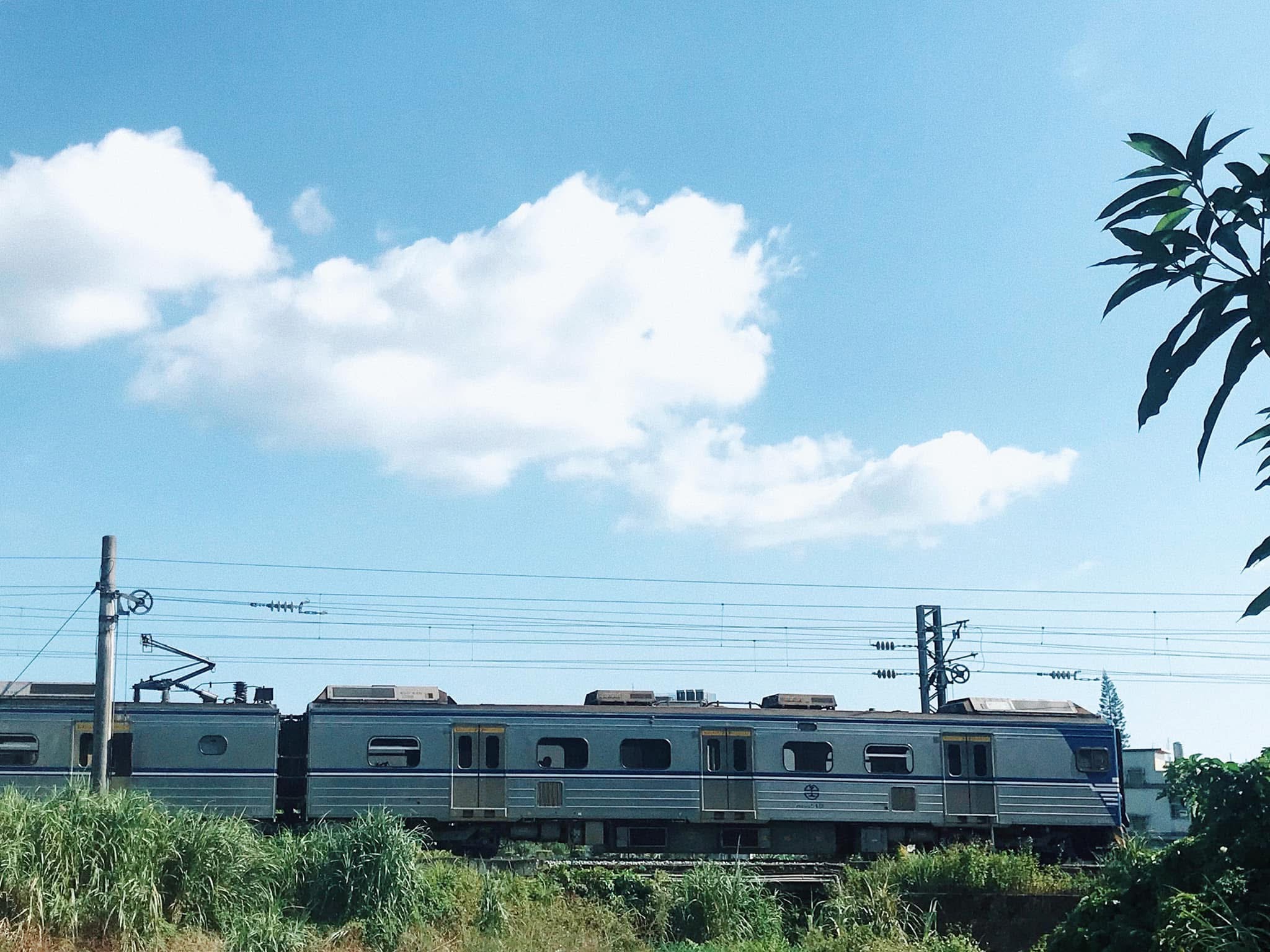 火車行經礁溪的藍天風景